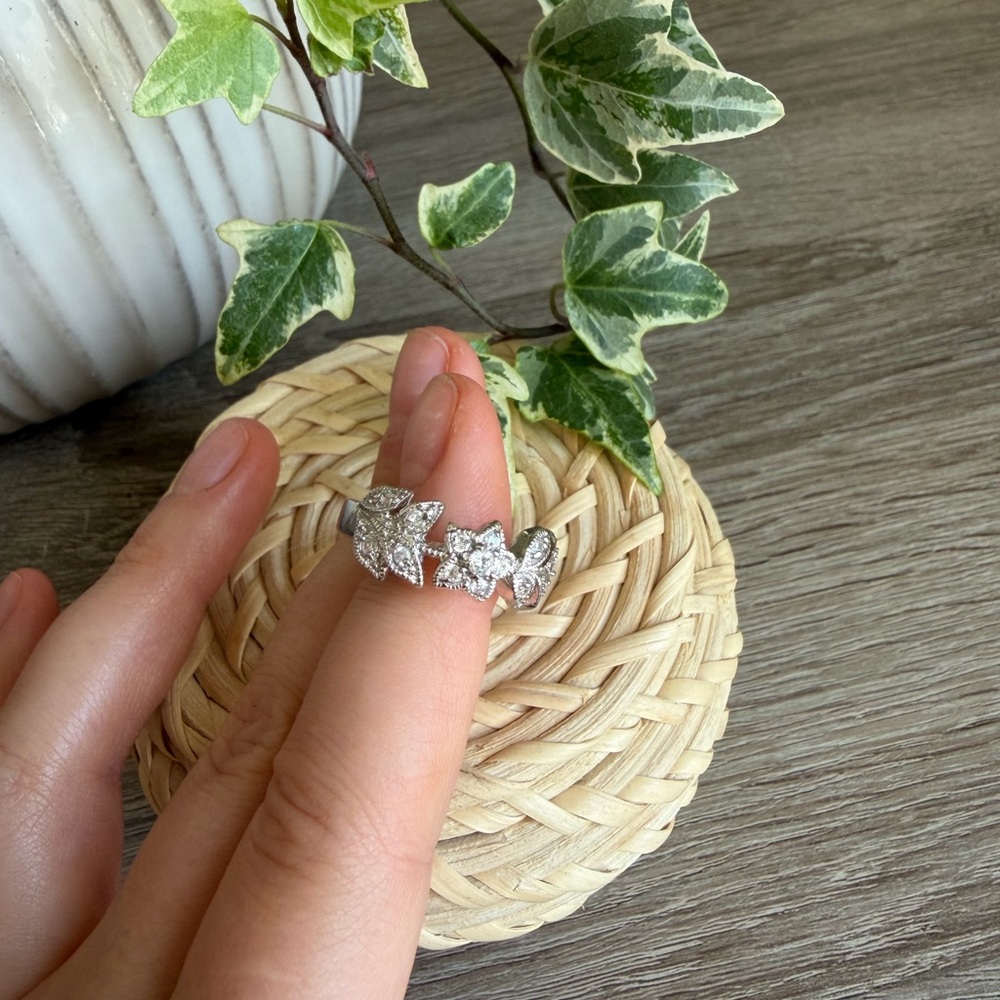 Floral Ring Sterling Silver 925
Size 8.5 - Picture 10 of 11